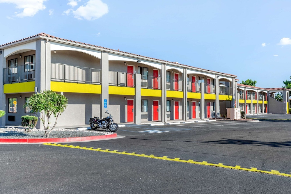 Econo Lodge West Coors Blvd 23/34