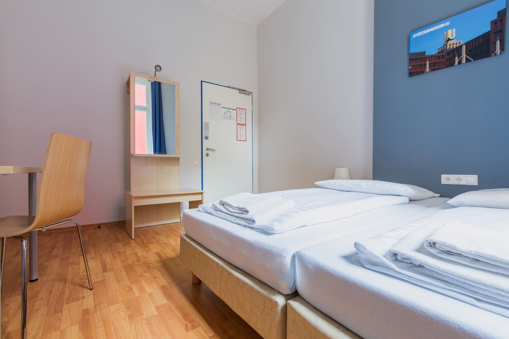 ROOM, TWIN BEDS