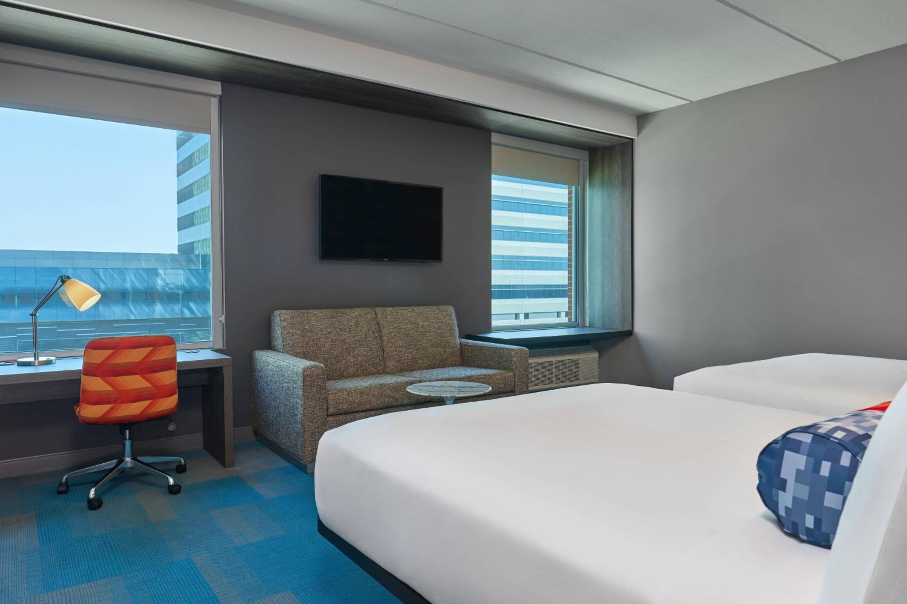 Savvy, Guest Room, 2 Queen Beds, Courtyard View, Sofa