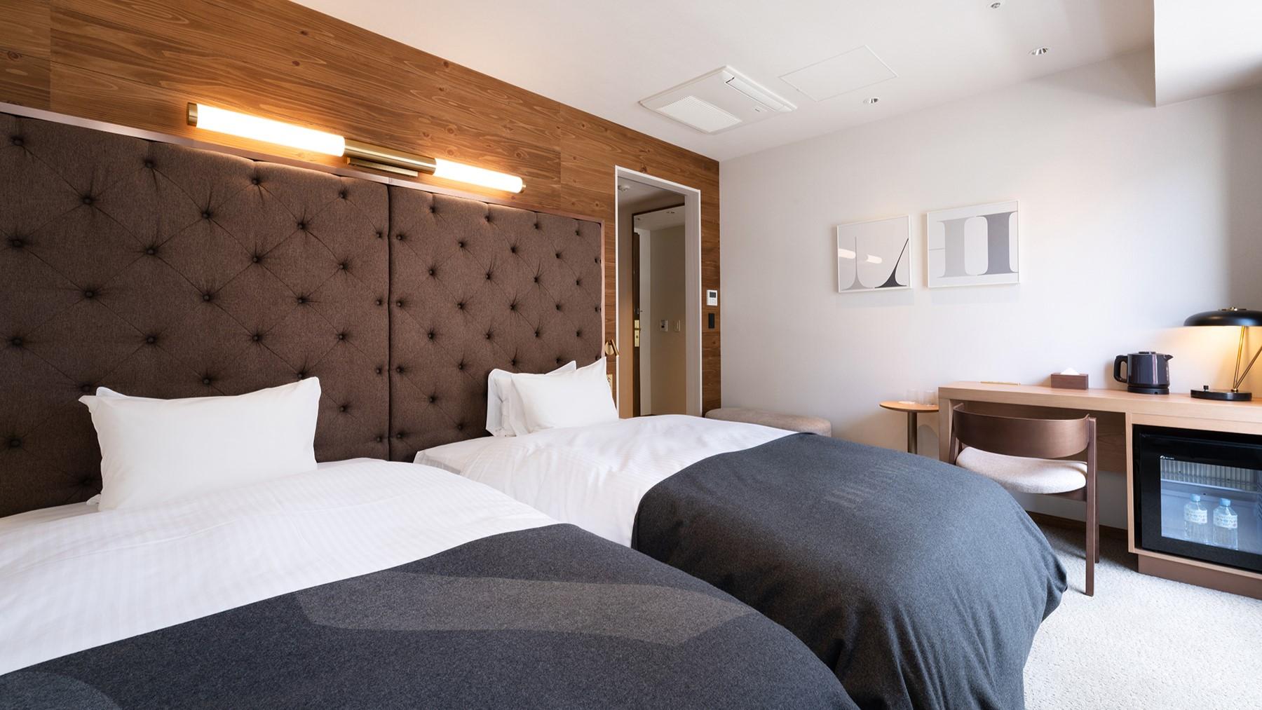 Superior, Twin Beds, Train Street View, City View
