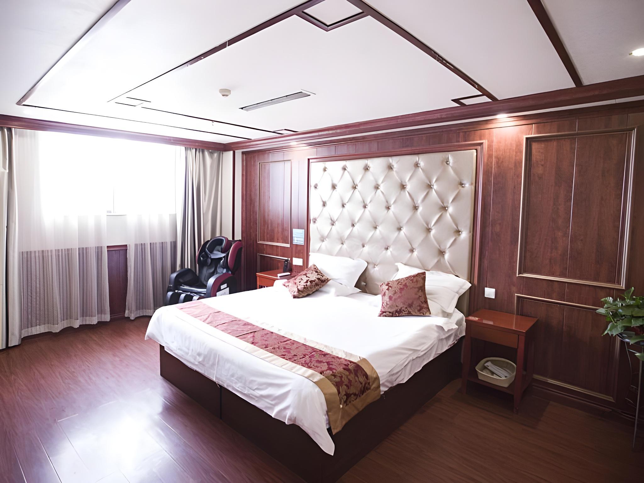 BUSINESS, SUITE