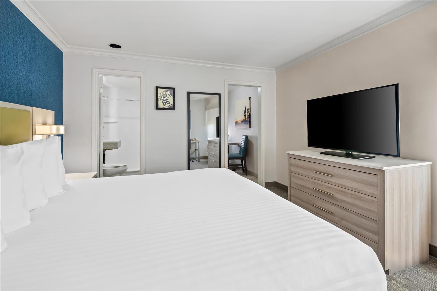 Court, King Bed, Kitchenette