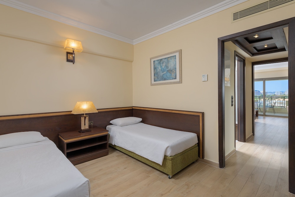 La Marquise Luxury Resort Complex 30/71