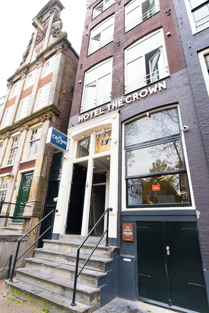 Crown Hotel 3/50