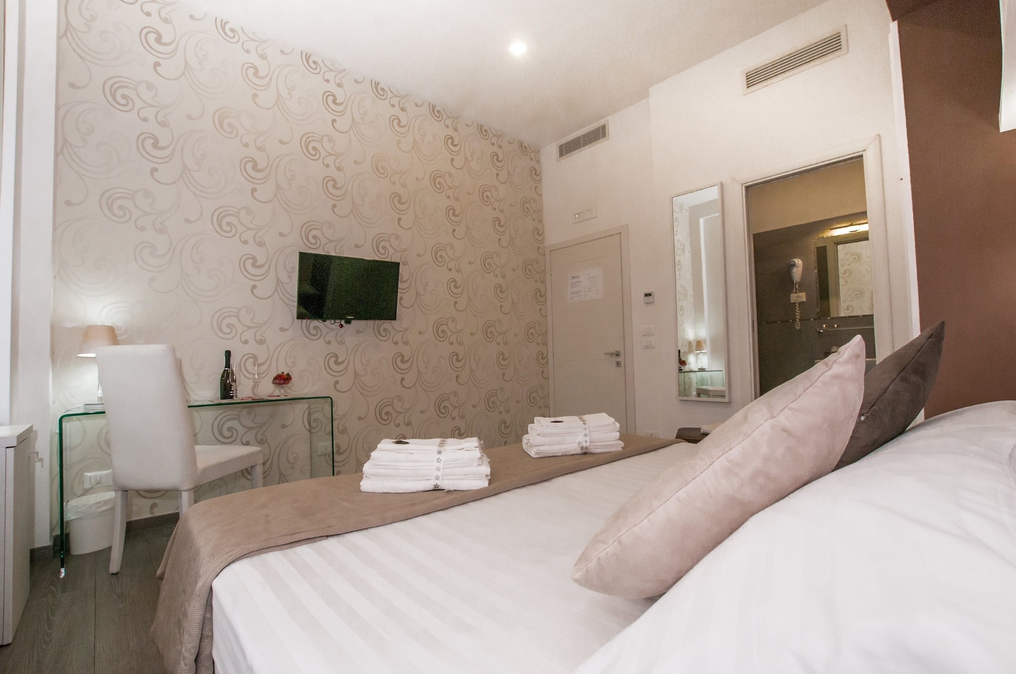1 BEDROOM, STANDARD, DOUBLE BED