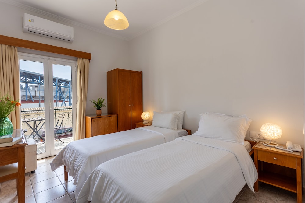 ROOM, DOUBLE BED