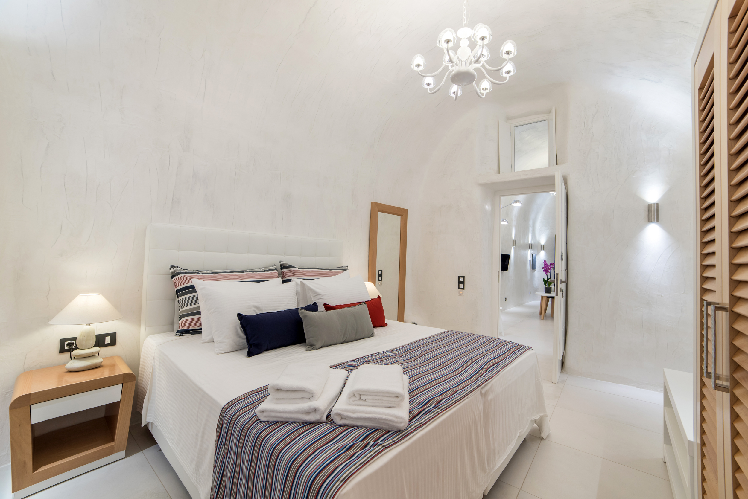 Grand, Suite, Indoor Jetted Tub، Day Dream Luxury Suites 2/2