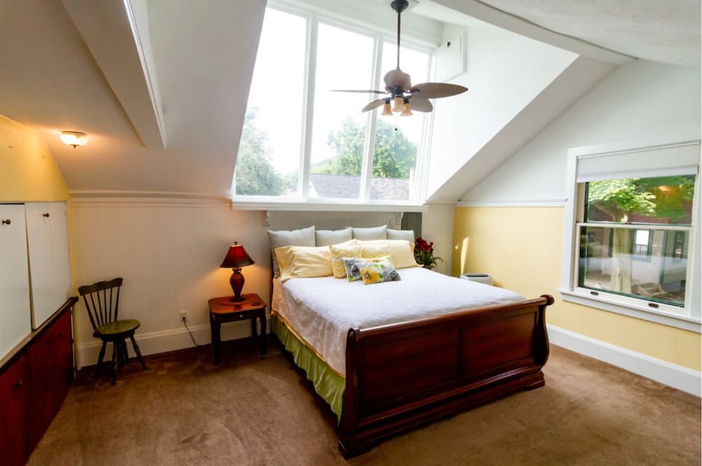 Upper, Apartment, King Bed, 2 Trundle Beds, Lake View, Private Bathroom