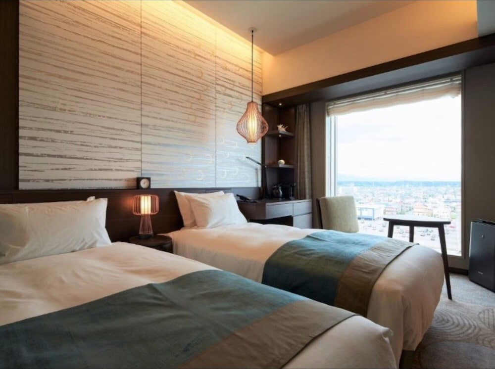 City, Twin Beds, North Wing