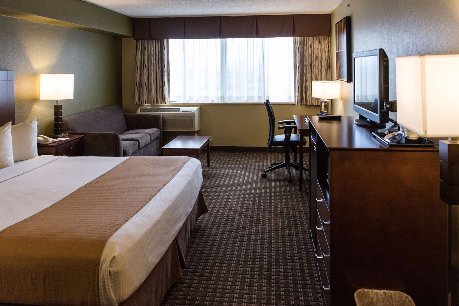 Room, King Bed, Bathtub, Accessible, Best Western Executive Inn Kenosha/Pleasant Prairie 2/3