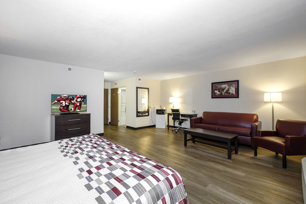 Red Roof Inn Holton 14/18