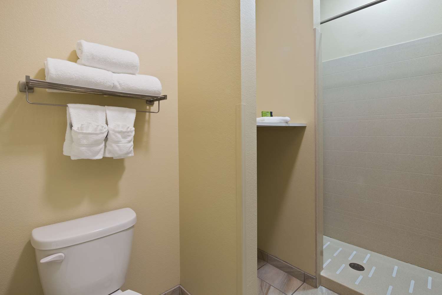 غرفة بسرير كينج، Best Western Plus Patterson Park Inn 6/6
