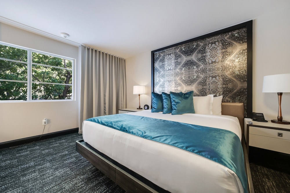 JUNIOR, KING BED, PRIVATE BATHROOM, SOFA