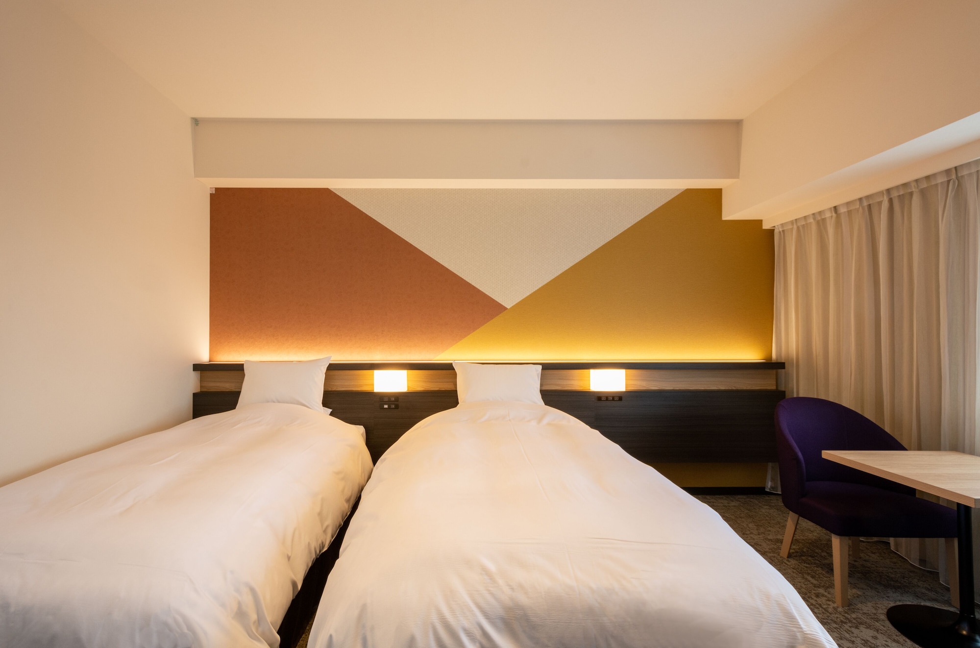PLUS, TWIN BEDS, SMOKING