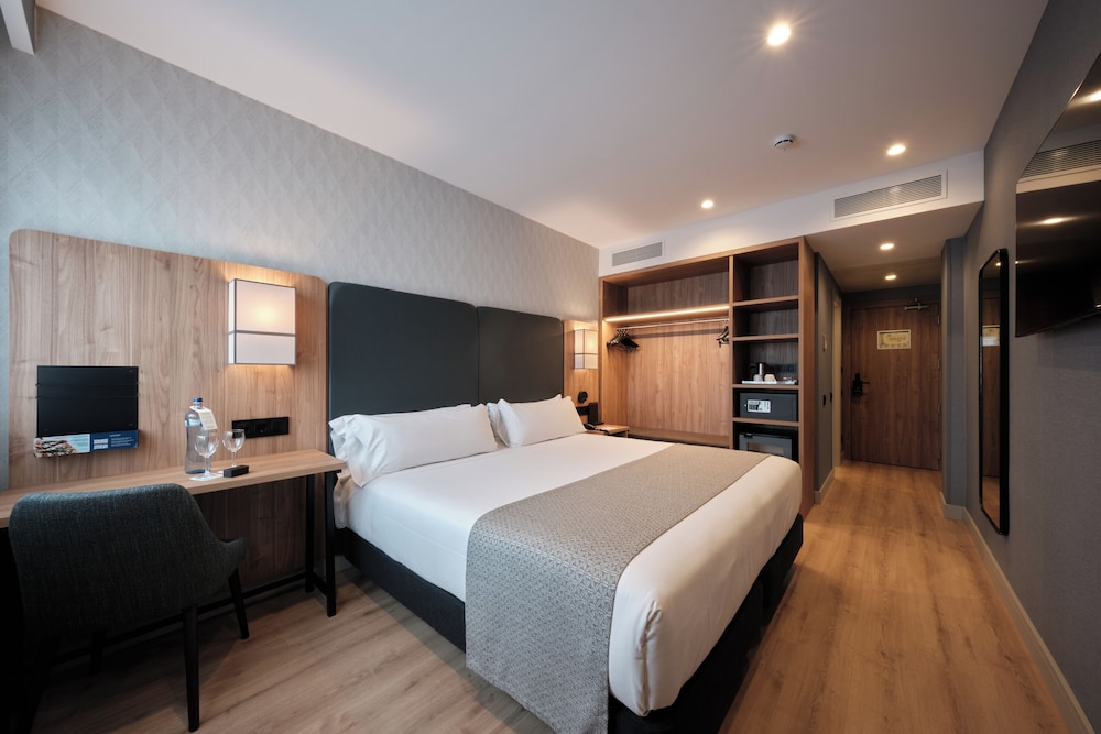 Premium, Single, Queen Bed