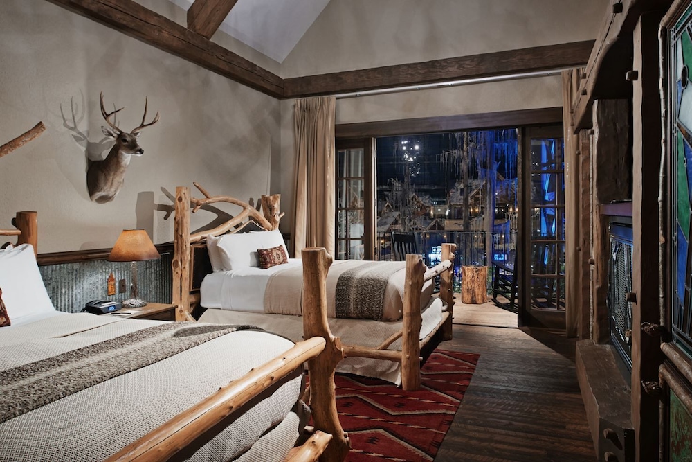 Tree House, 2 Queen Beds