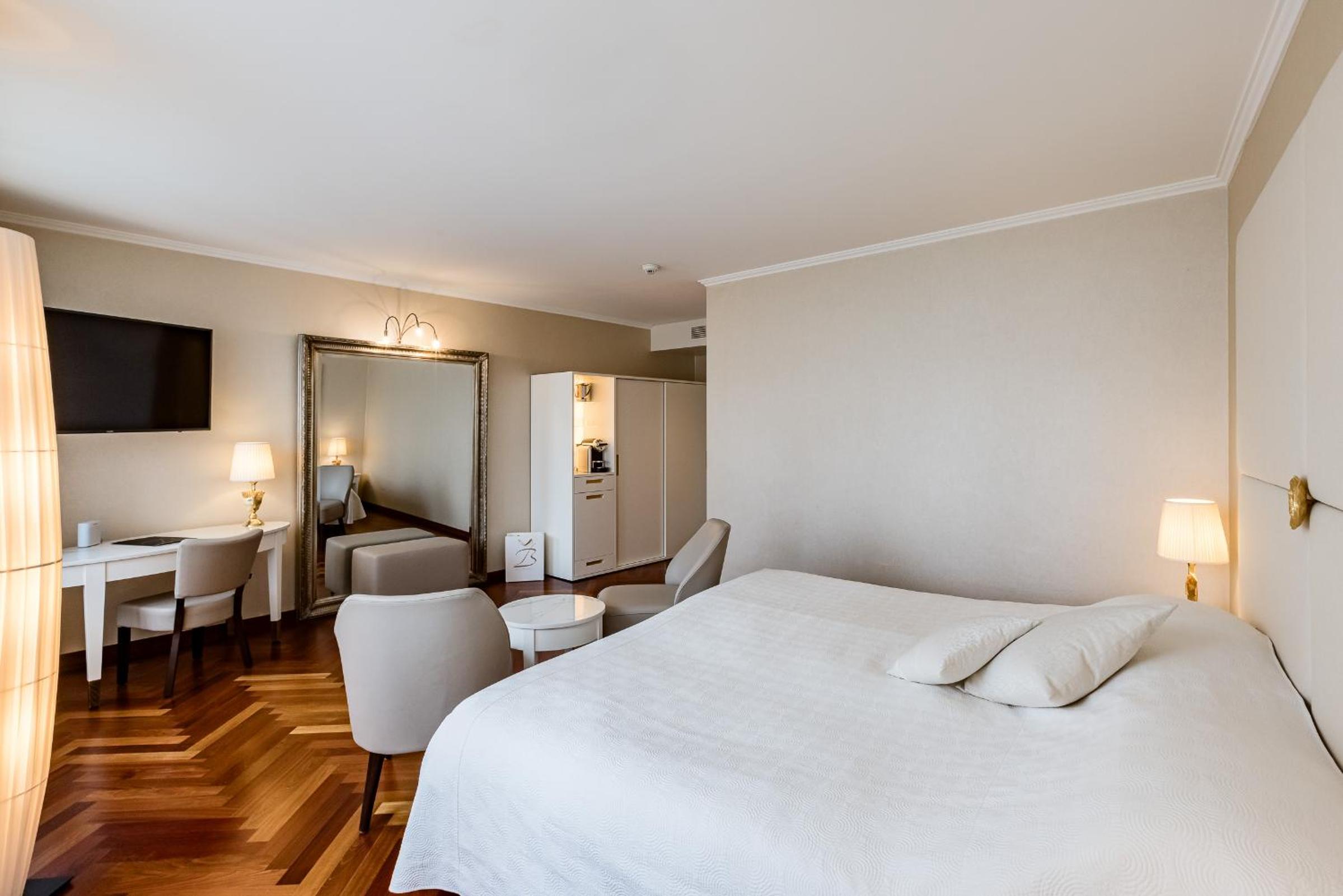 Superior, Double Bed, River View