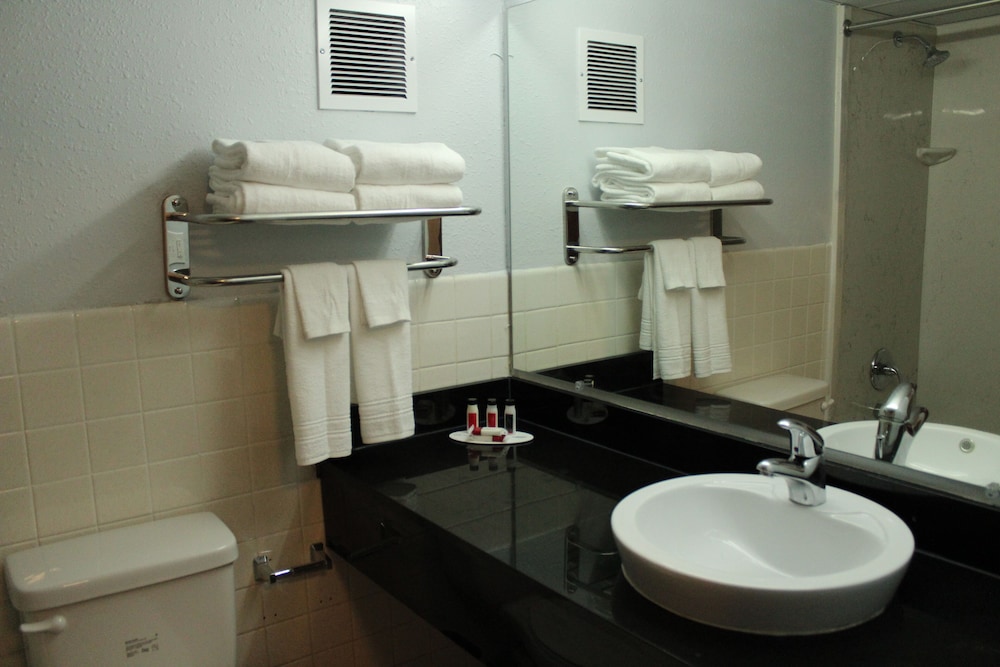 Travelodge By Wyndham Waters Edge Hotel Racine 14/27