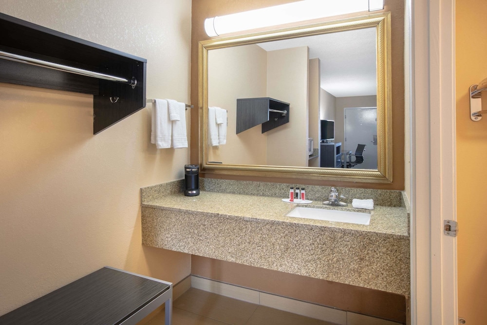 Days Inn by Wyndham Hamilton 9/37