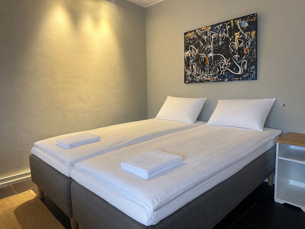 Cave, Captains, Double and Twin Beds, Marina View