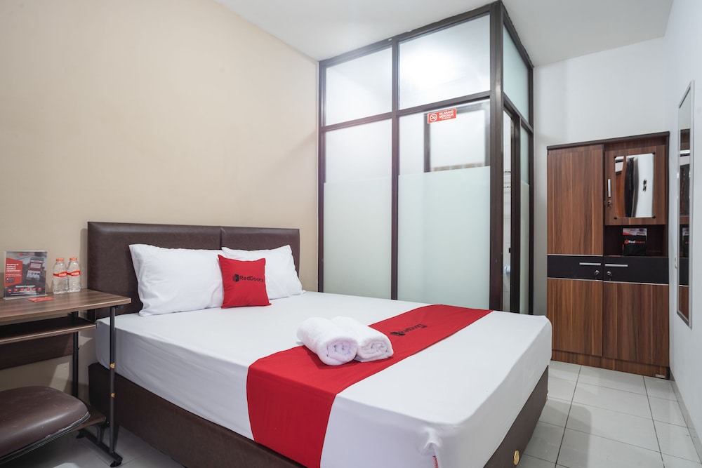 RedDoorz near Eka Hospital BSD City 12/29