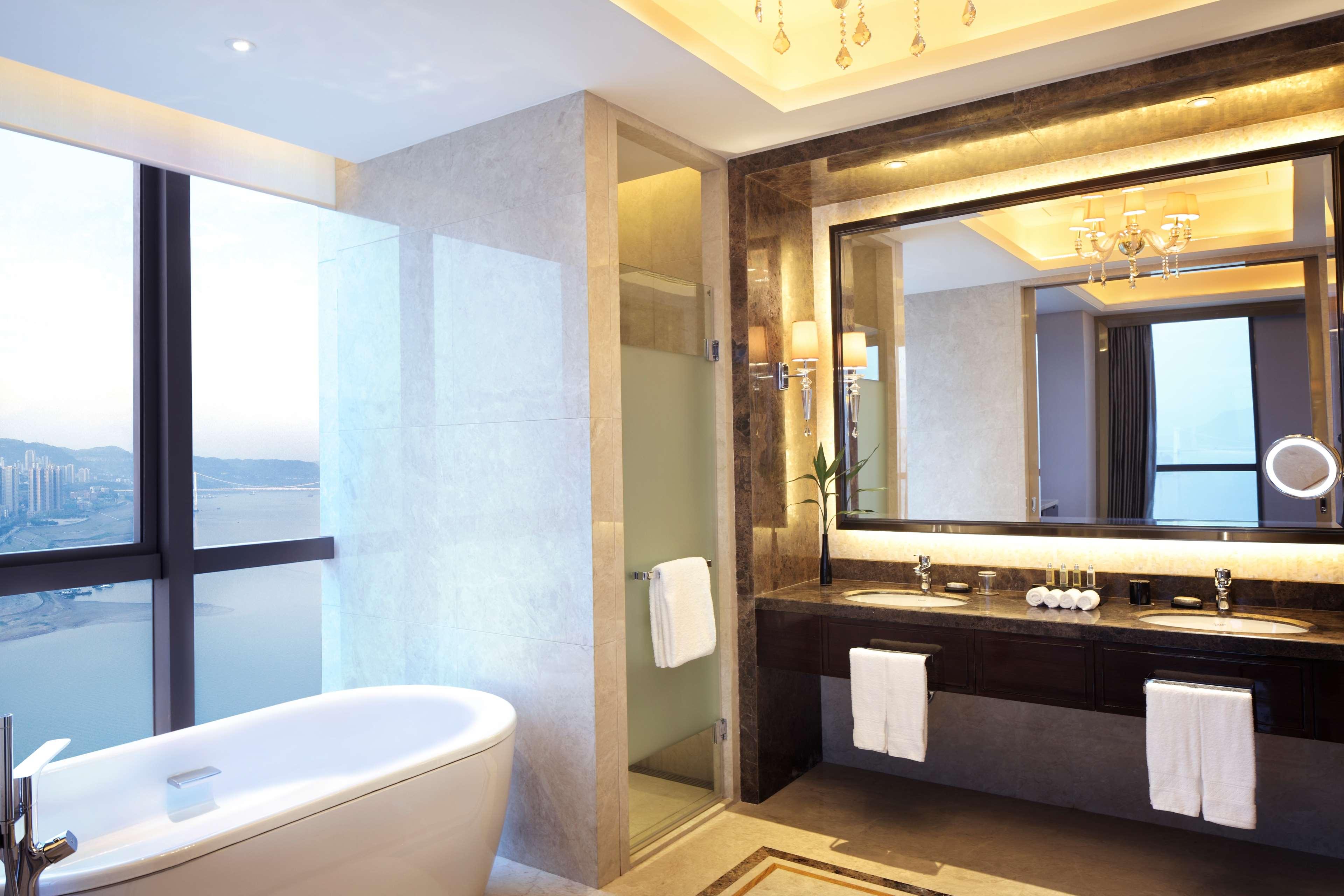 DELUXE, SUITE, KING BED, LOUNGE ACCESS