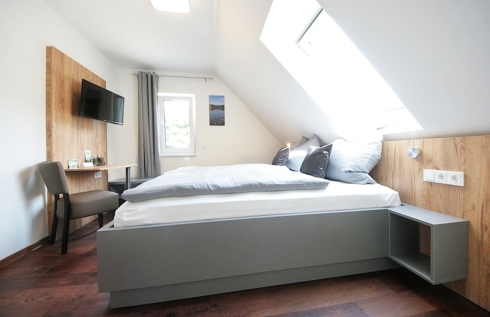 Classic, Queen Bed
