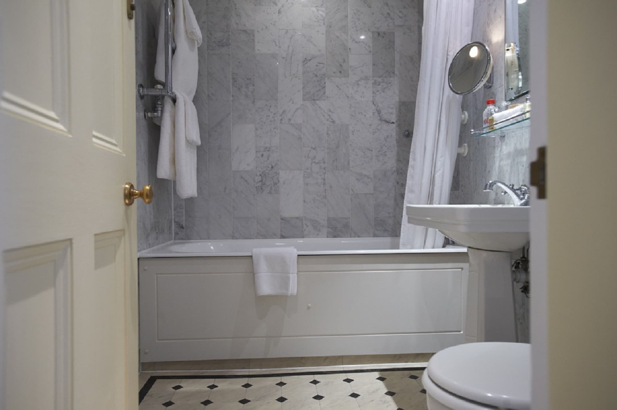 غرفة مفردة، Durrants Hotel 13/14