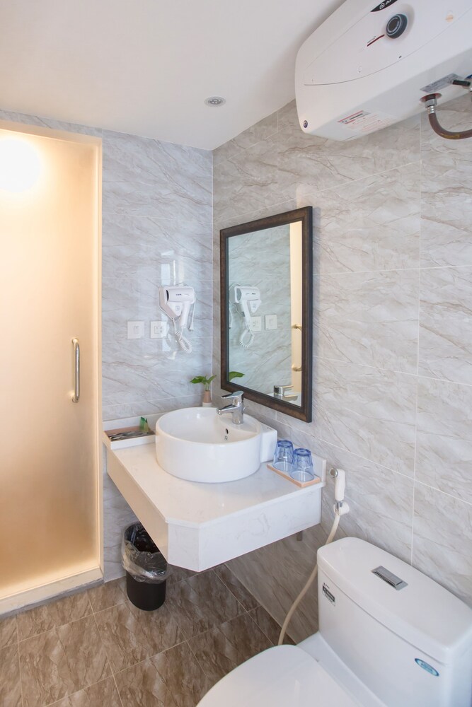 Dinh Ami Hanoi Hotel 62/63