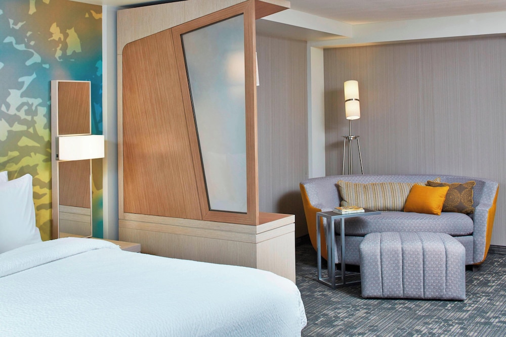 SUITE, KING BED, SOFA, ACCESSIBLE