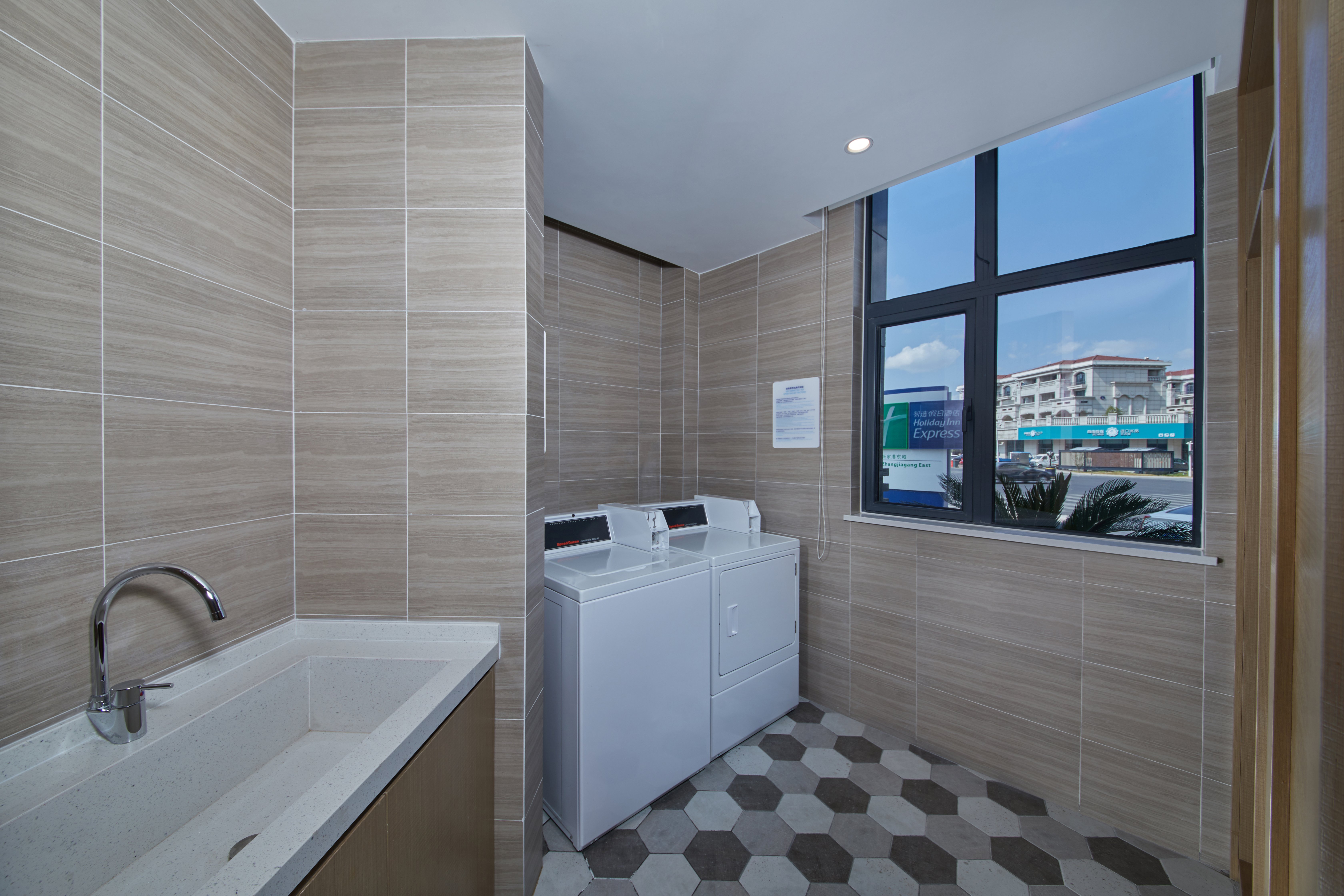 HOLIDAY INN EXPRESS ZHANGJIAGANG EAST 29/31