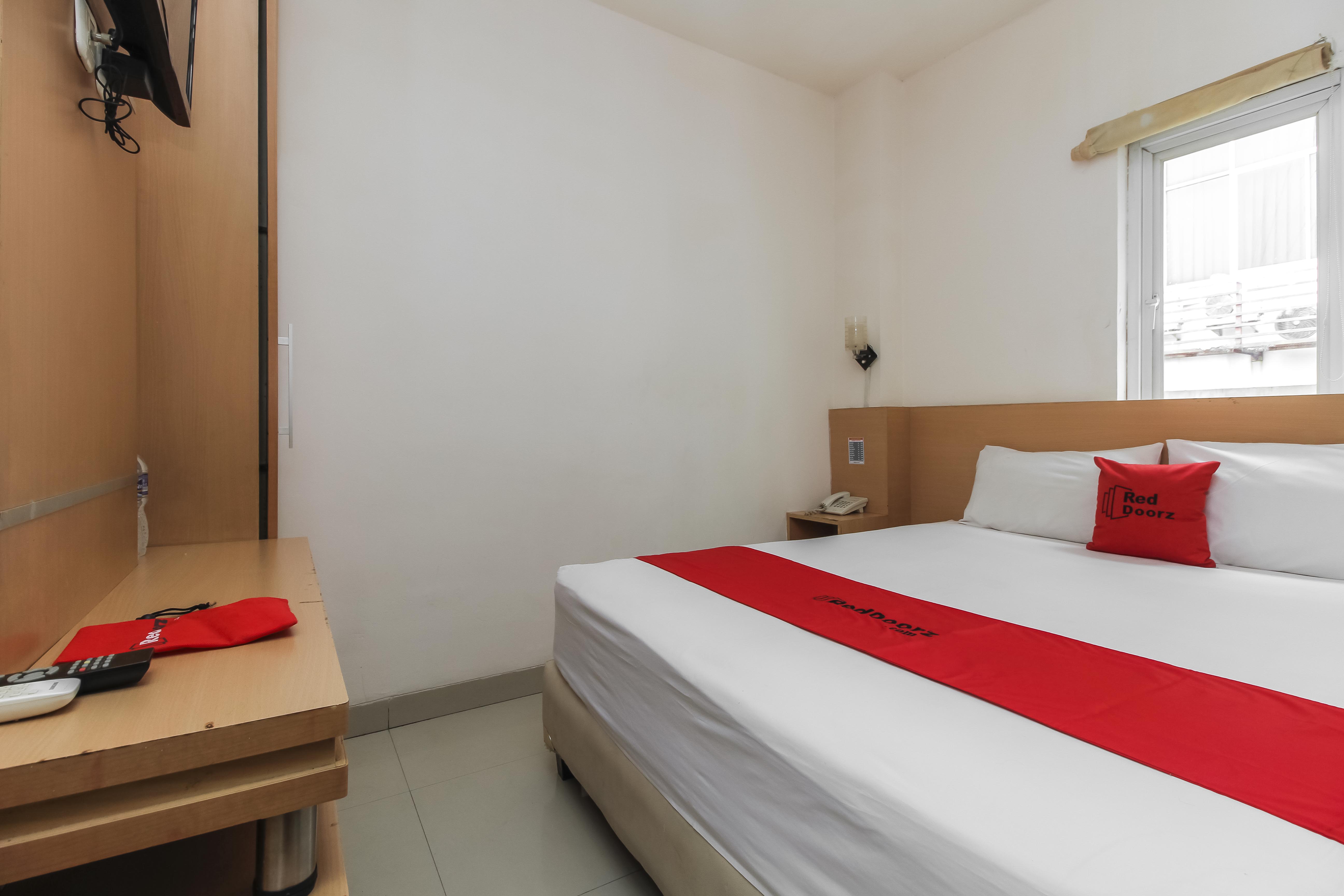 Reddoorz Plus Near Galaxy Bekasi 11/22