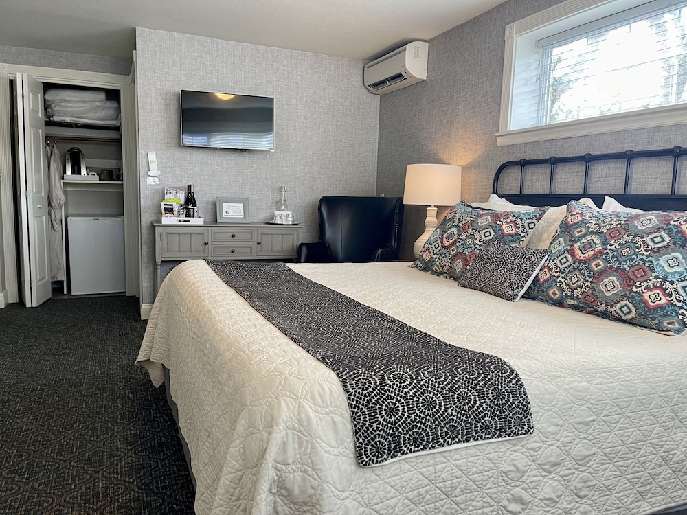 1 Queen and 1 Single Bed, South Wing
