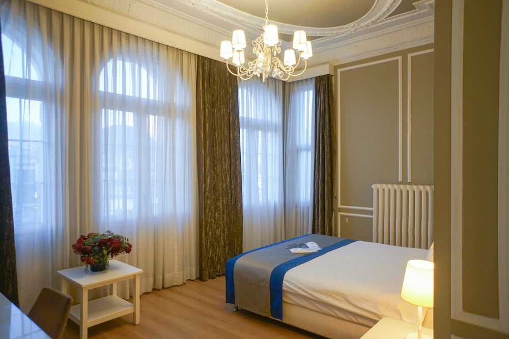 Triada Otel 37/76