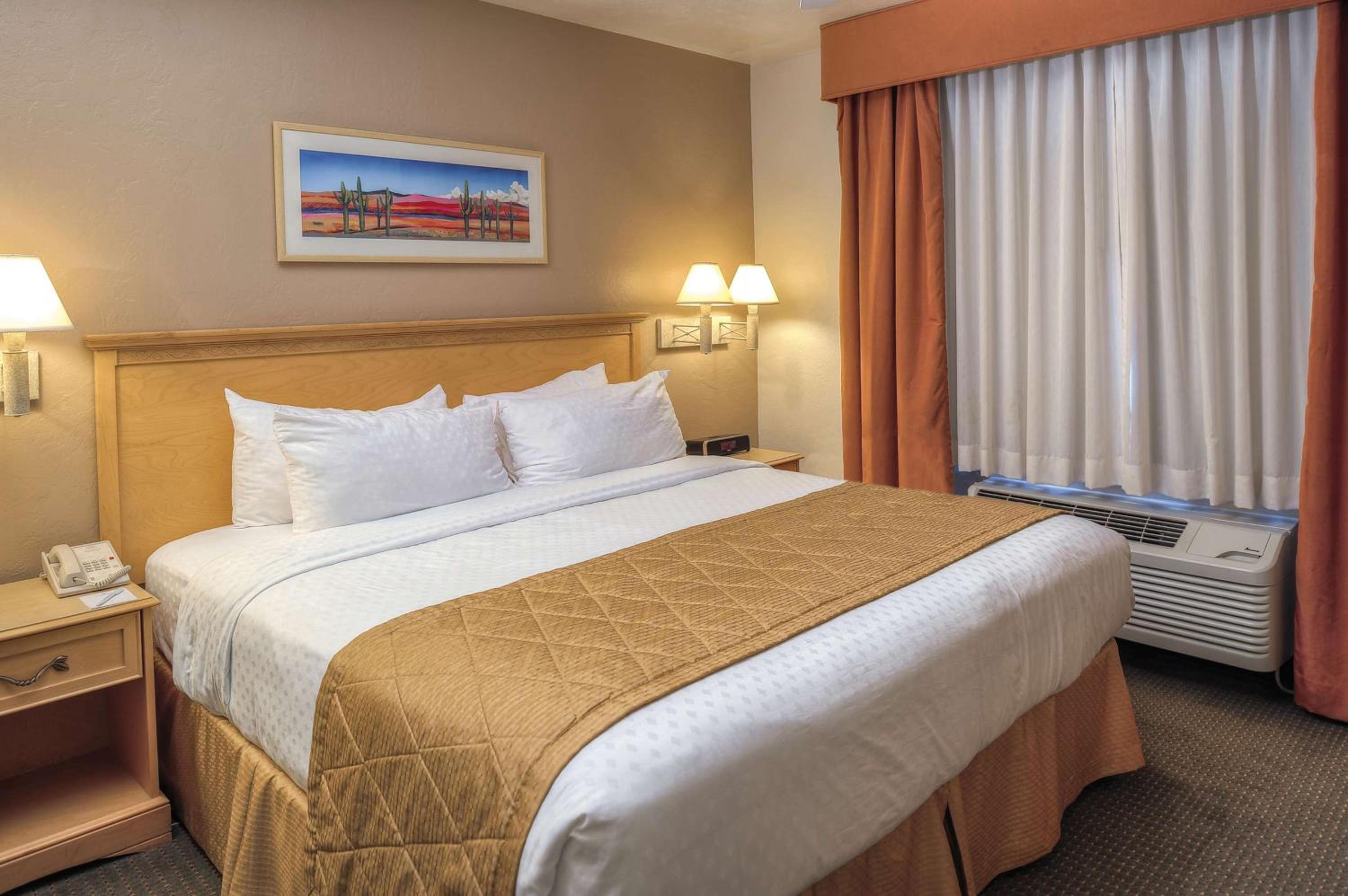 جناح بسرير كينج وسريرين كينج بغرفتي نوم مع أريكة، Hilton Vacation Club Varsity Club Tucson 3/10