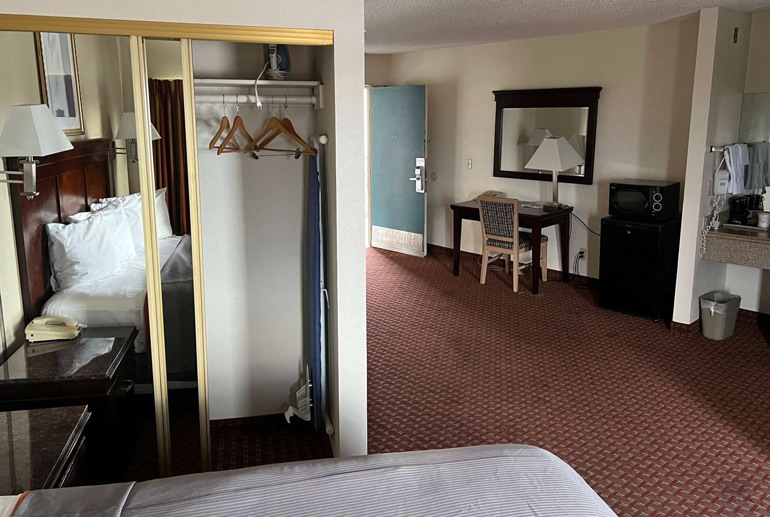 Days Inn & Suites by Wyndham Rancho Cordova 8/19