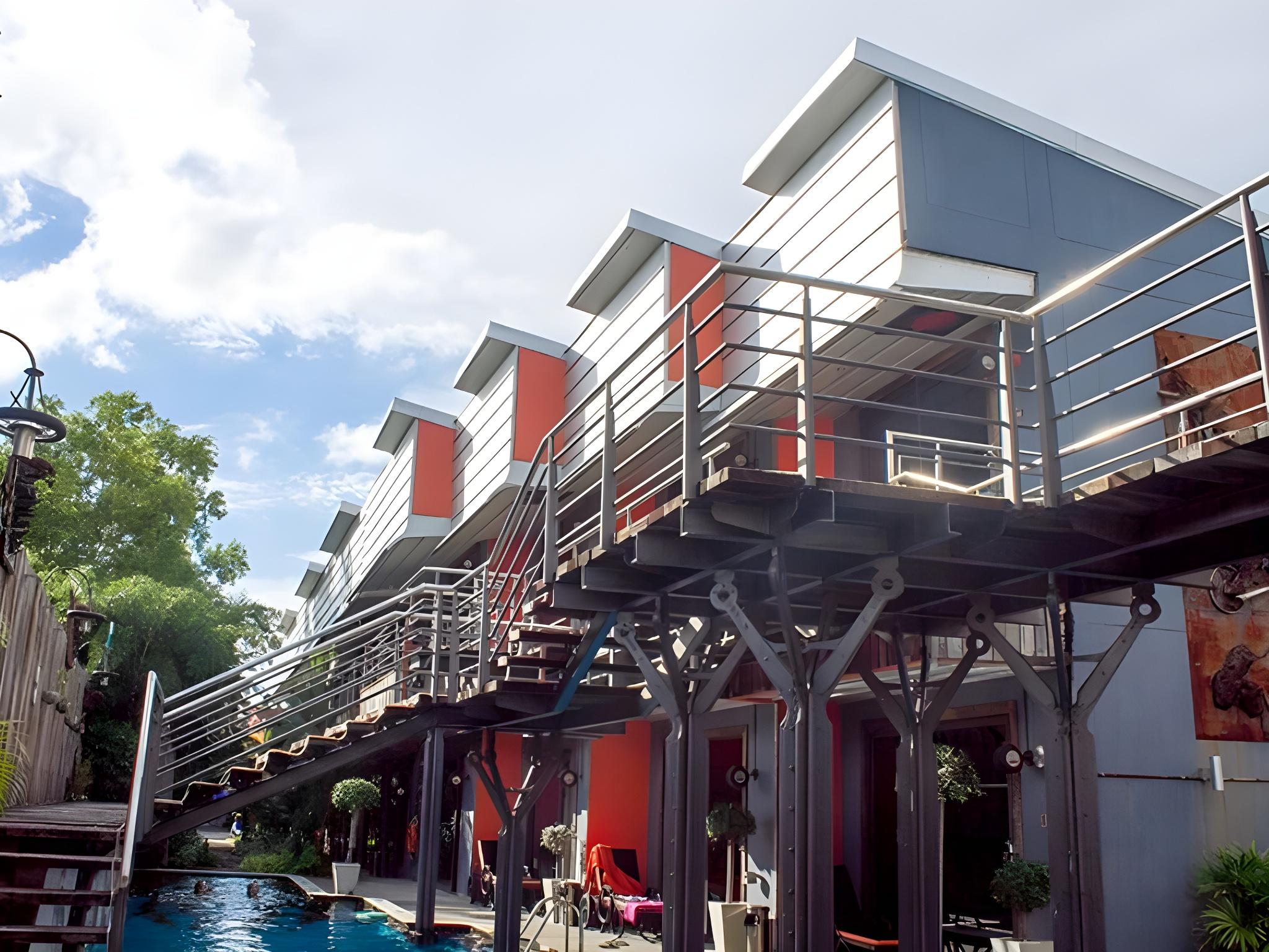 Deluxe, Pool Access