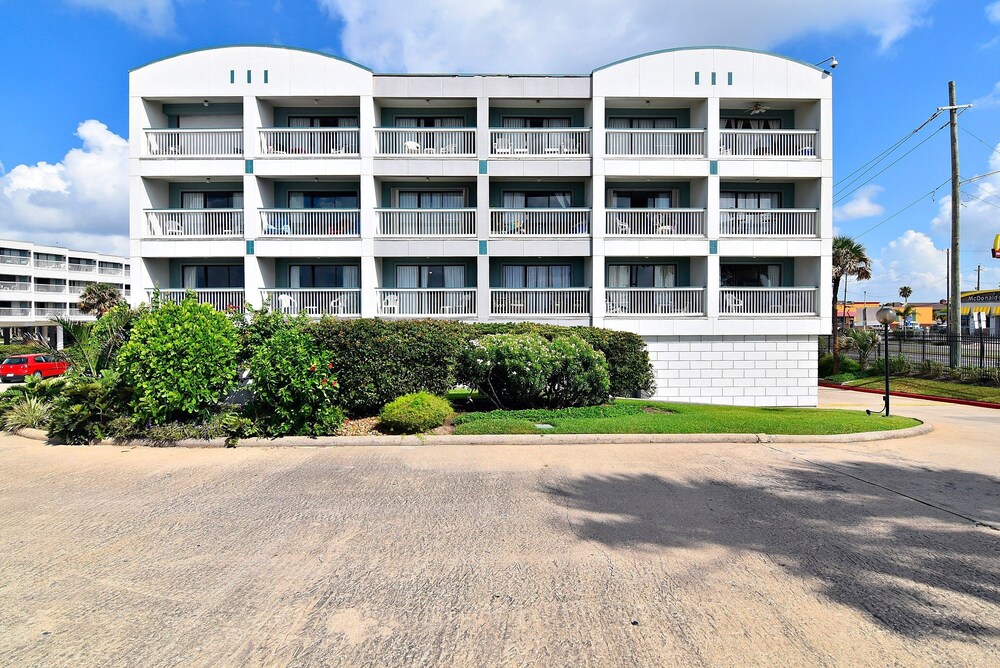 Casa Del Mar Beachfront Suites 19/82