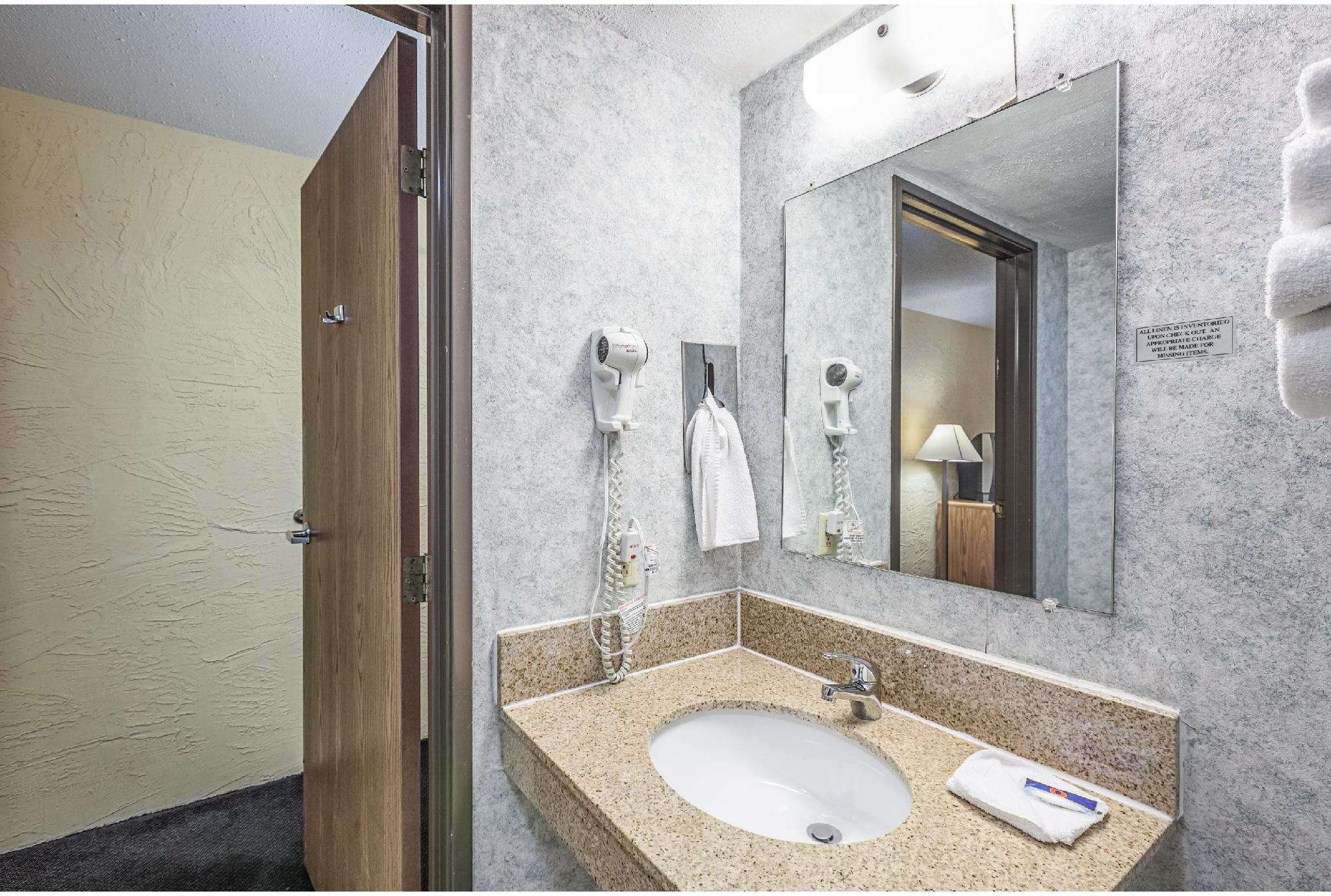 2 Full Beds - Mobility Accessible Tub Nsmk