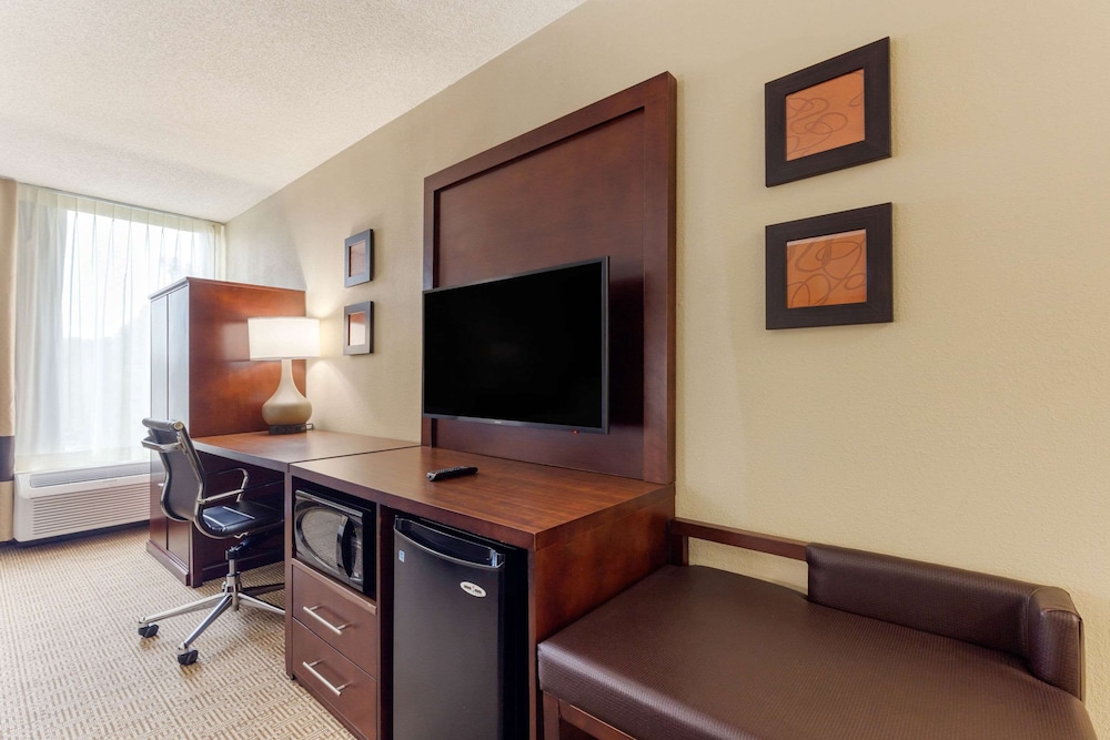Comfort Inn and Suites Durham Near Duke University 36/44