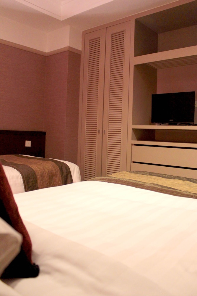 Pacific Regency Hotel Suites 31/70