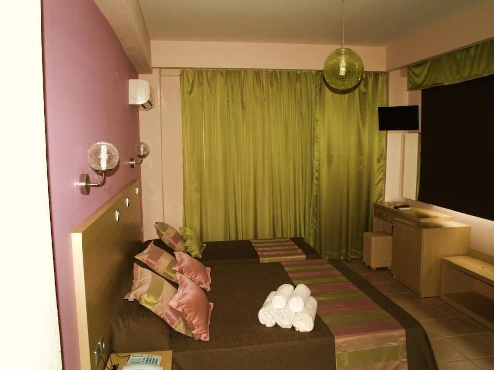 Maranton Beach Hotel 33/55