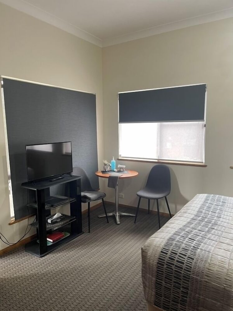 Westwood Motor Inn 46/50