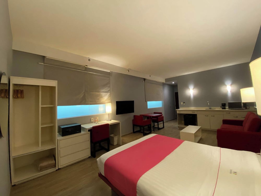SUITE, QUEEN BED, SOFA