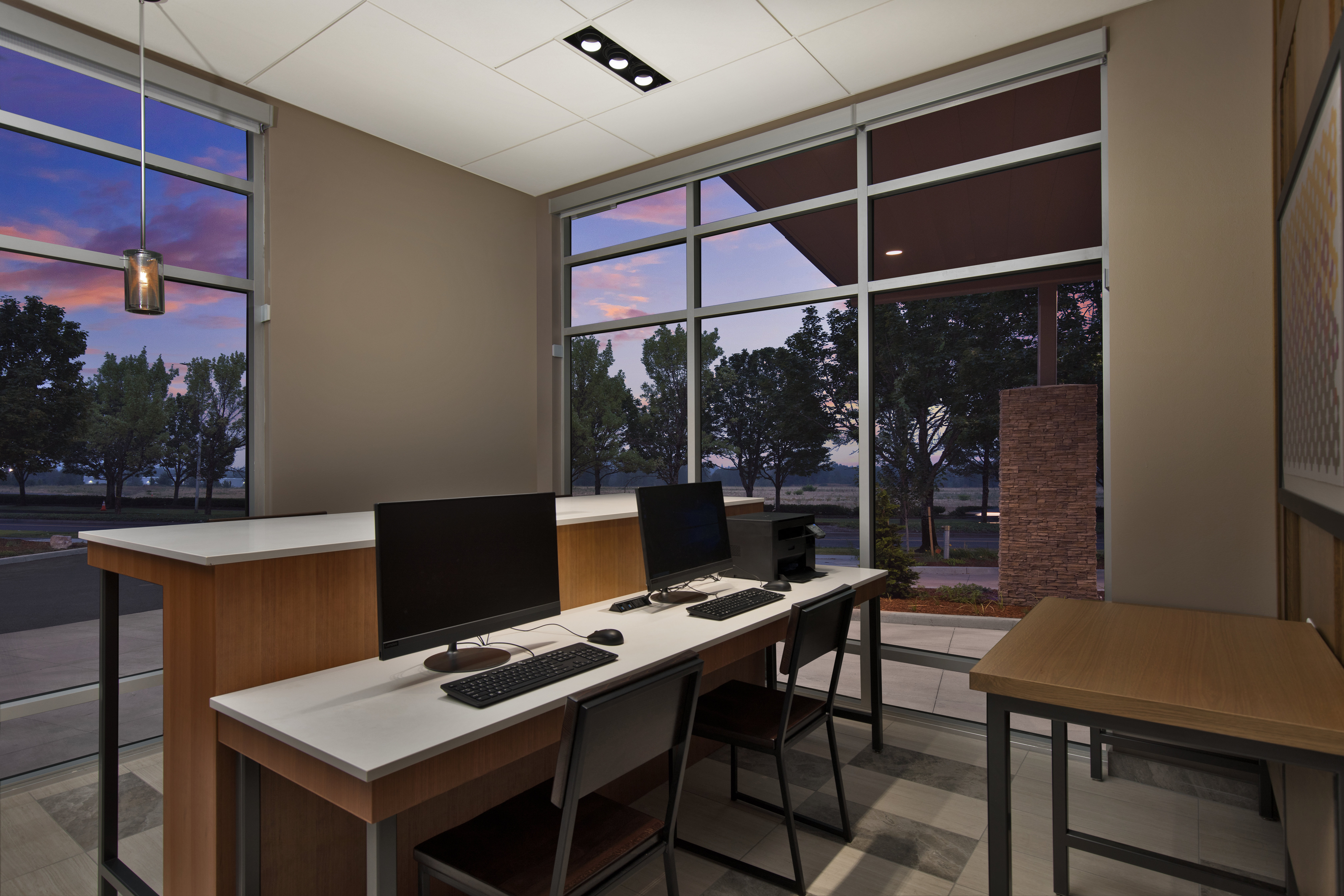 Holiday Inn Express Suites Portland Airport Cascade Stn 47/49