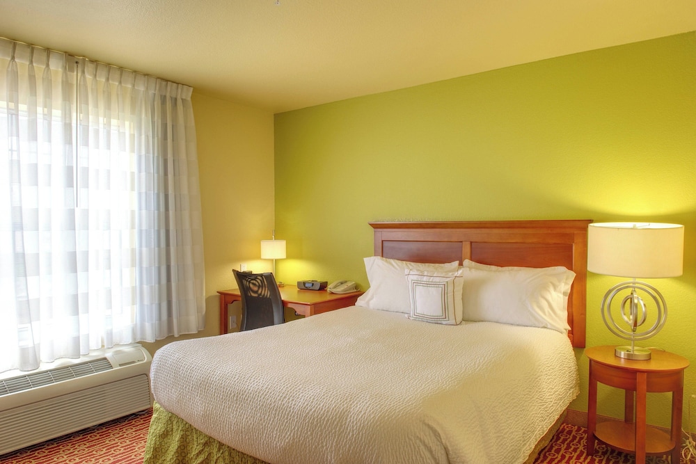 Studio, Queen Bed, Sofa, Accessible