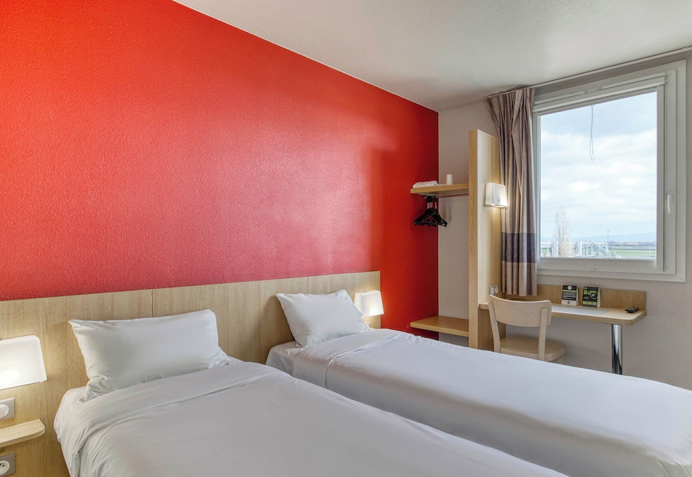 ROOM, TWIN BEDS