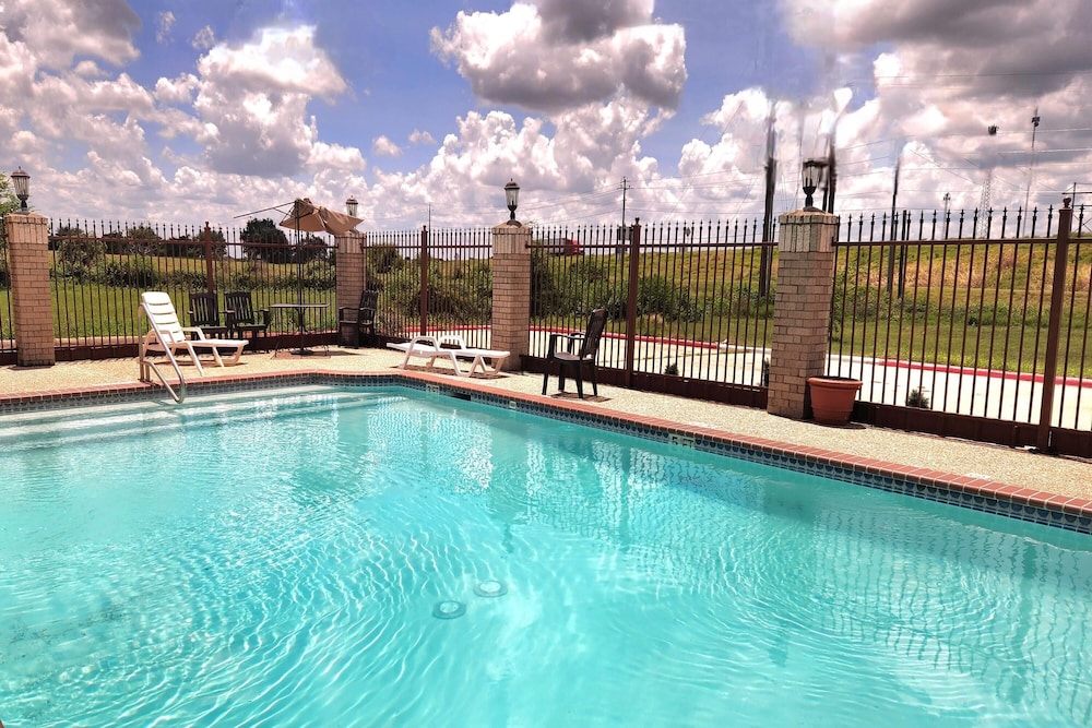 Days Inn by Wyndham Navasota 55/60