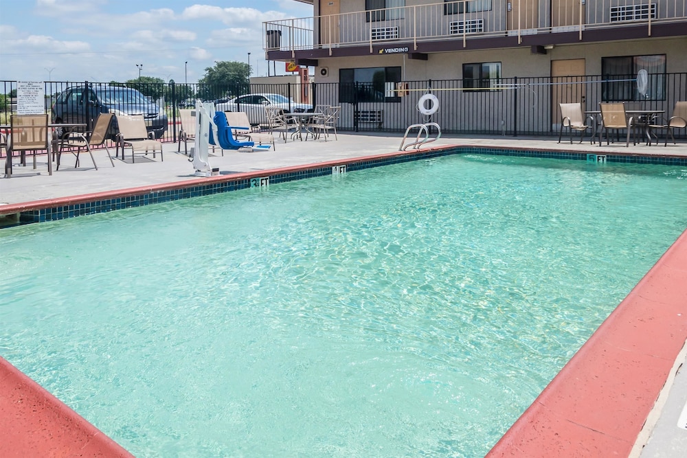 Motel6 Mesquite, TX - Rodeo - Convention Ctr 33/39