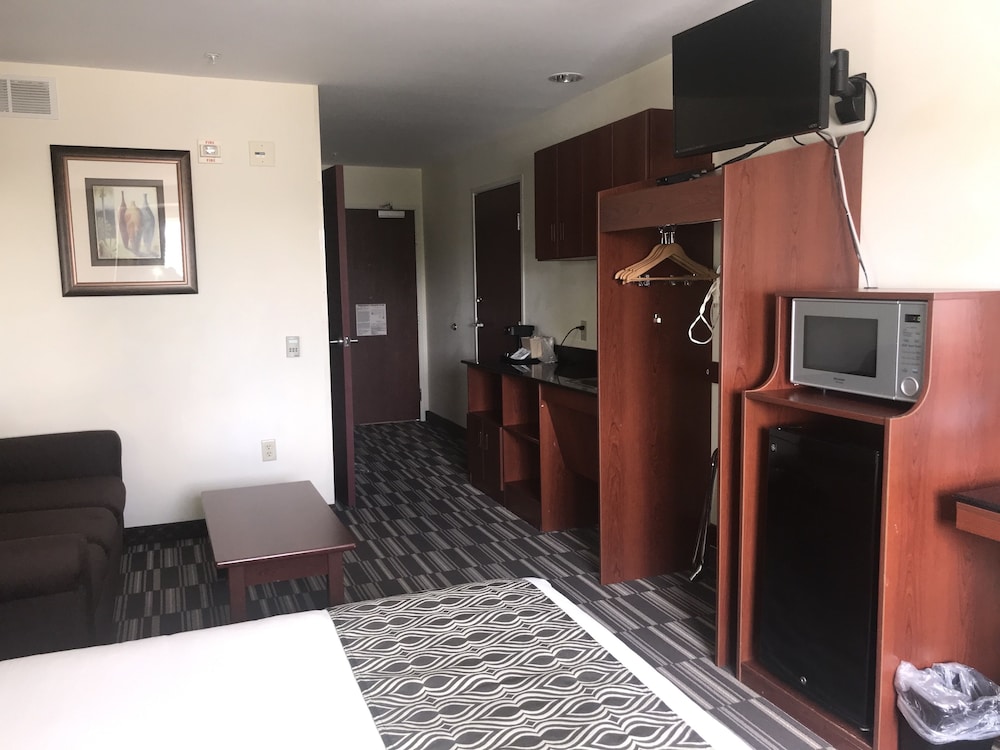 Microtel Inn & Suites by Wyndham Indianapolis Airport 14/36
